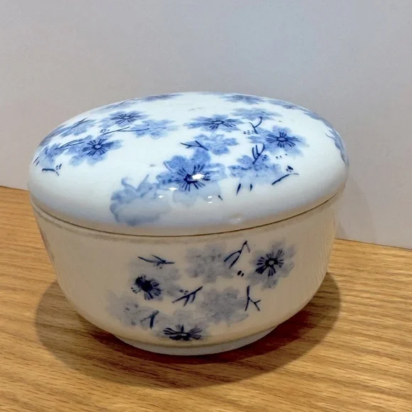 Vintage Blue Floral Ceramic trinket box with lid - Picture 3 of 7